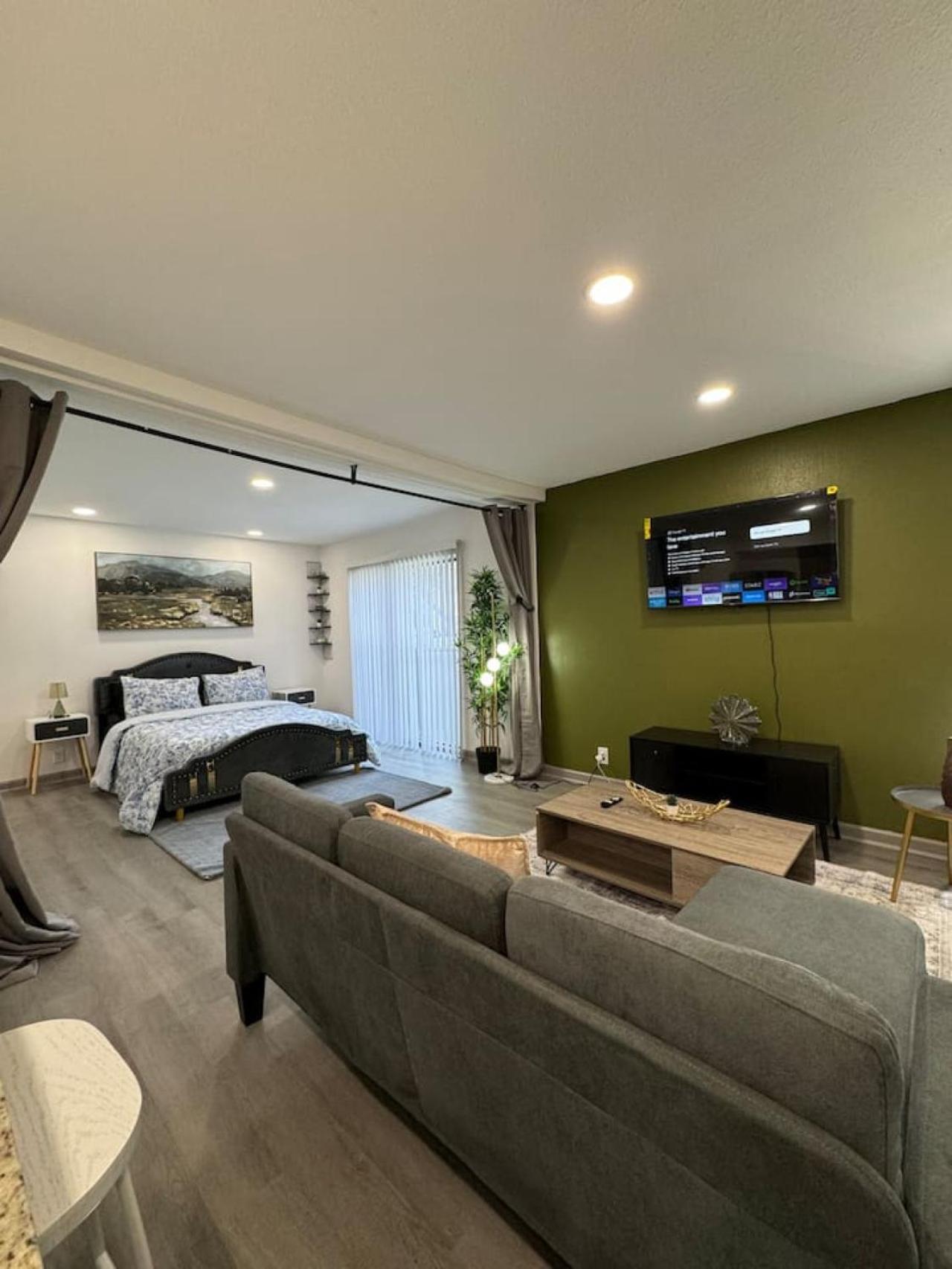 Downtown Cozy Abode 5 Min From Field 1bd Apartment