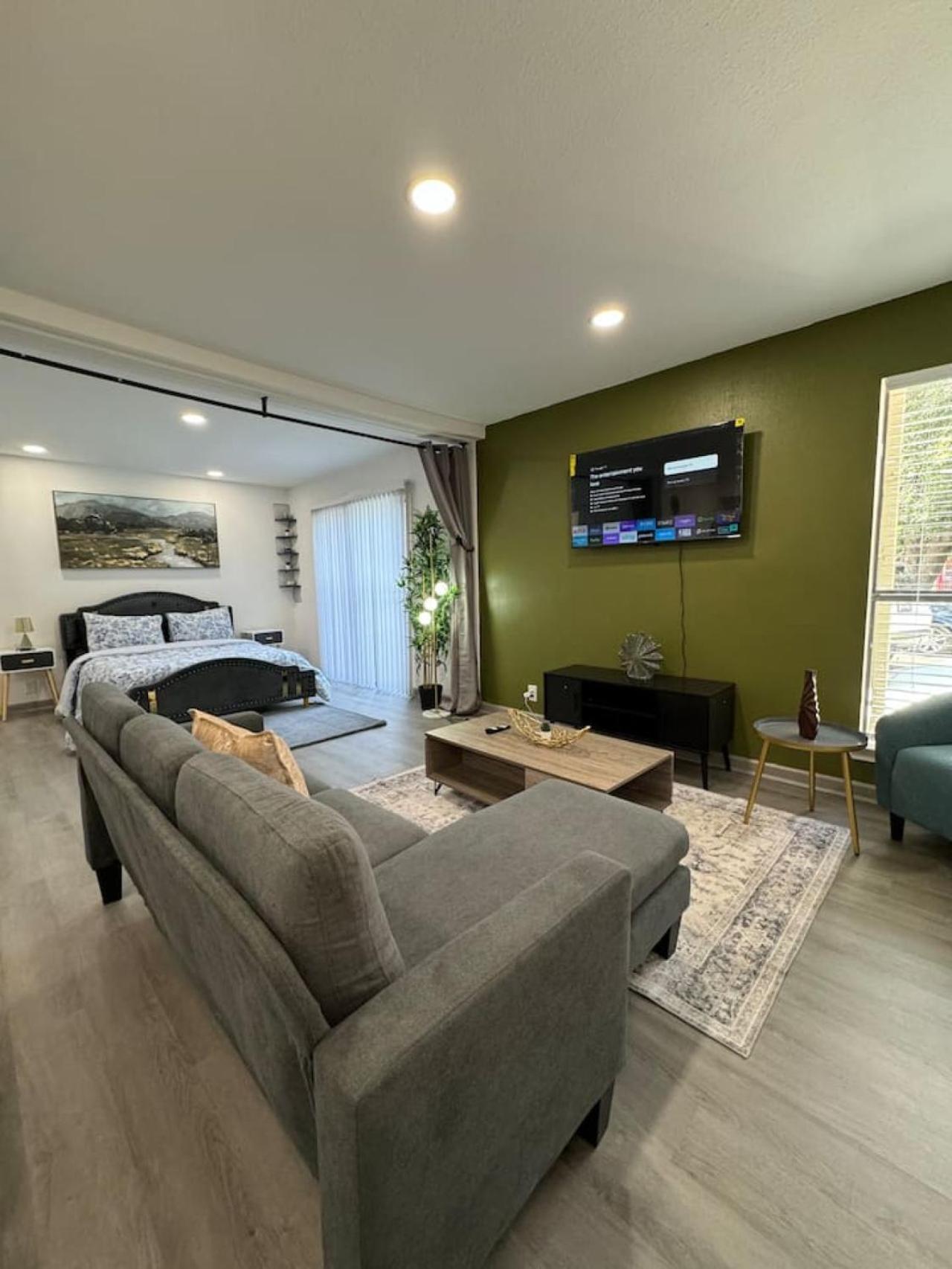 Downtown Cozy Abode 5 Min From Field 1bd Apartment