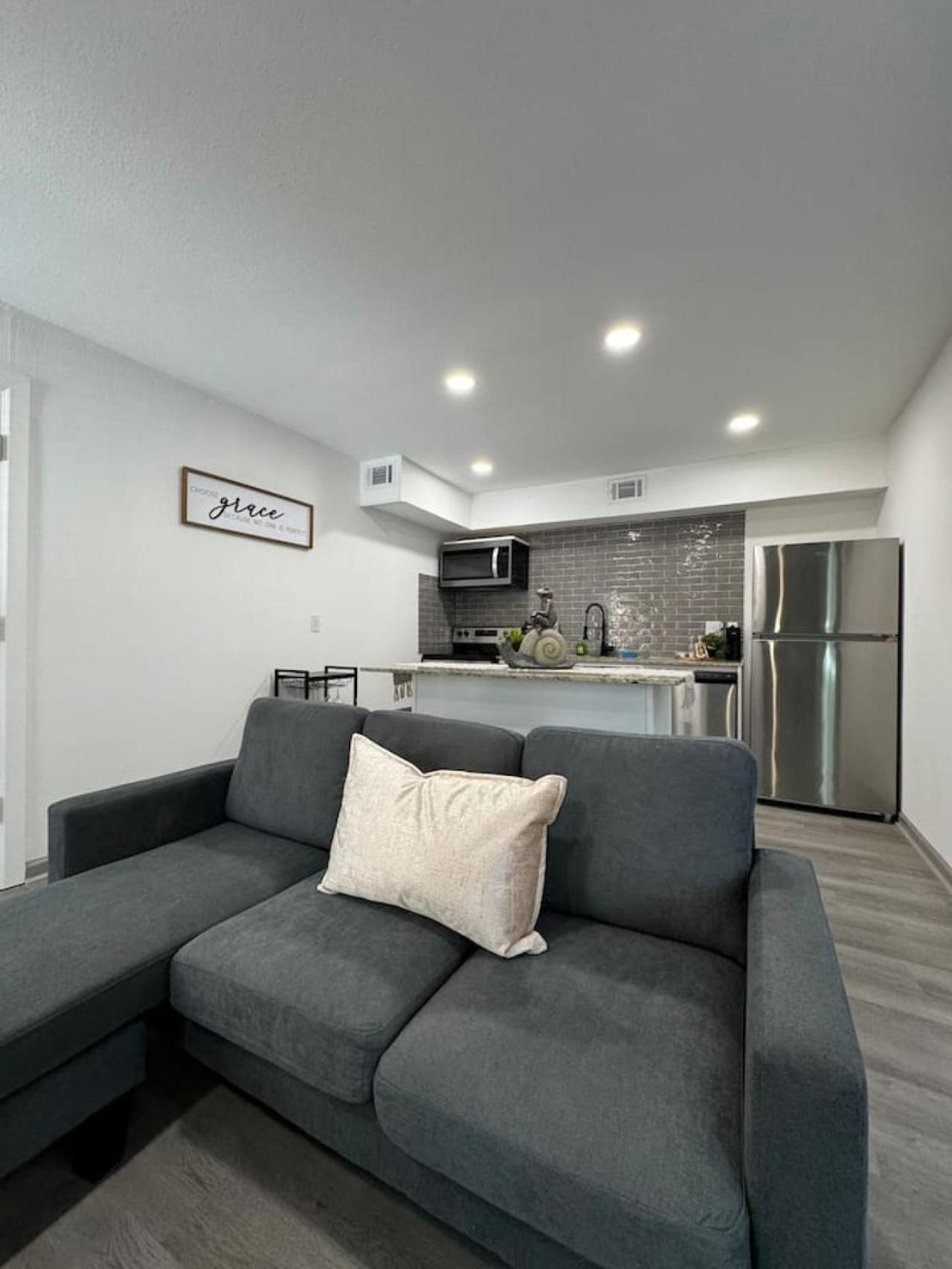 Downtown Cozy Abode 5 Min From Field 1bd Apartamento